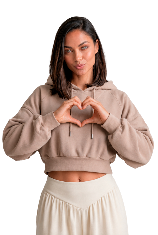 Modelo Enamódate haciendo un corazón con las manos