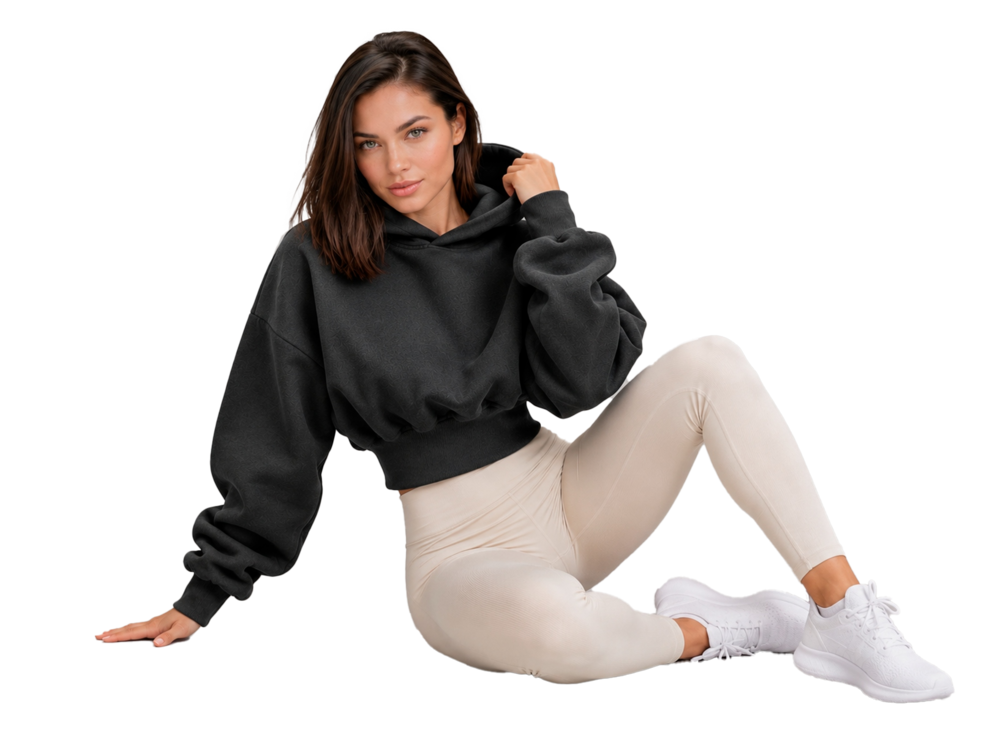 Modelo Enamódate con hoodie negro